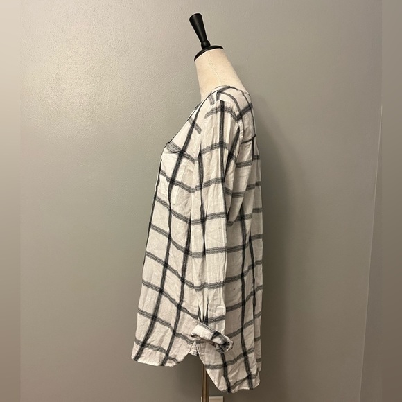 Old Navy Black and White Plaid V-neck Button-up Tunic Shirt - Size Large - Picture 3 of 8